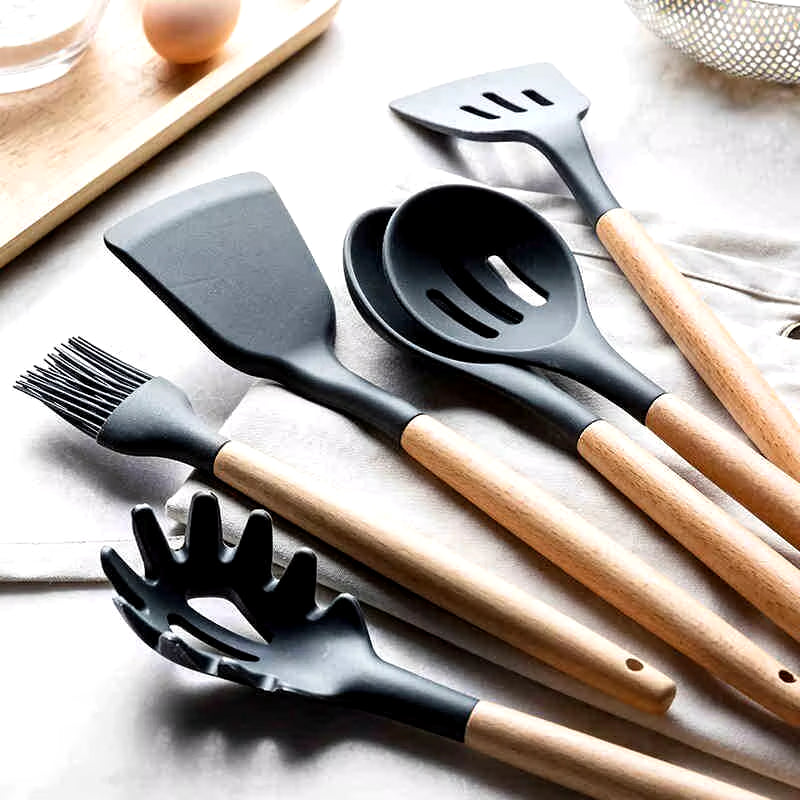 12Pcs/Set Wooden Handle Silicone Kitchen Utensils with Storage Bucket High Temperature Resistant and Non Stick Pot Spatula Spoon.